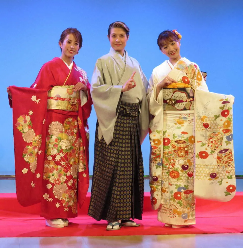 京都で着物ショーに出演したOSK日本歌劇団の（左から）千咲えみ、楊琳、舞美りら