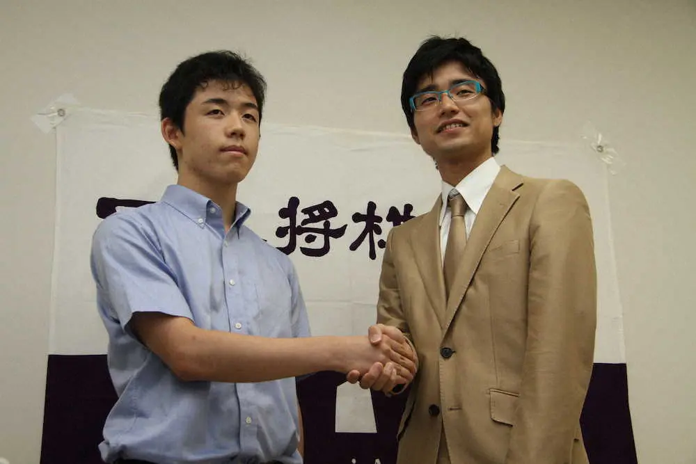 16年に四段昇段を決めた藤井聡太王将（左）と大橋貴洸六段