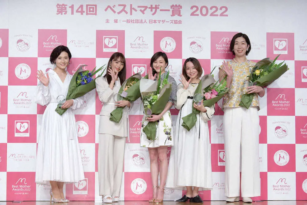 「第14回　ベストマザー賞」を受賞した（左から）金子恵美氏、近藤千尋、広末涼子、鈴木亜美、荒木絵里香さん