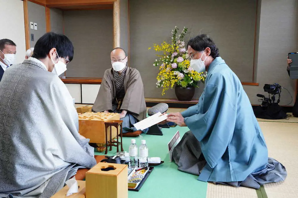 【画像・写真】渡辺名人、1時間49分長考の封じ手は桂を入手する歩成　2日目午前も13手で重苦しい空気