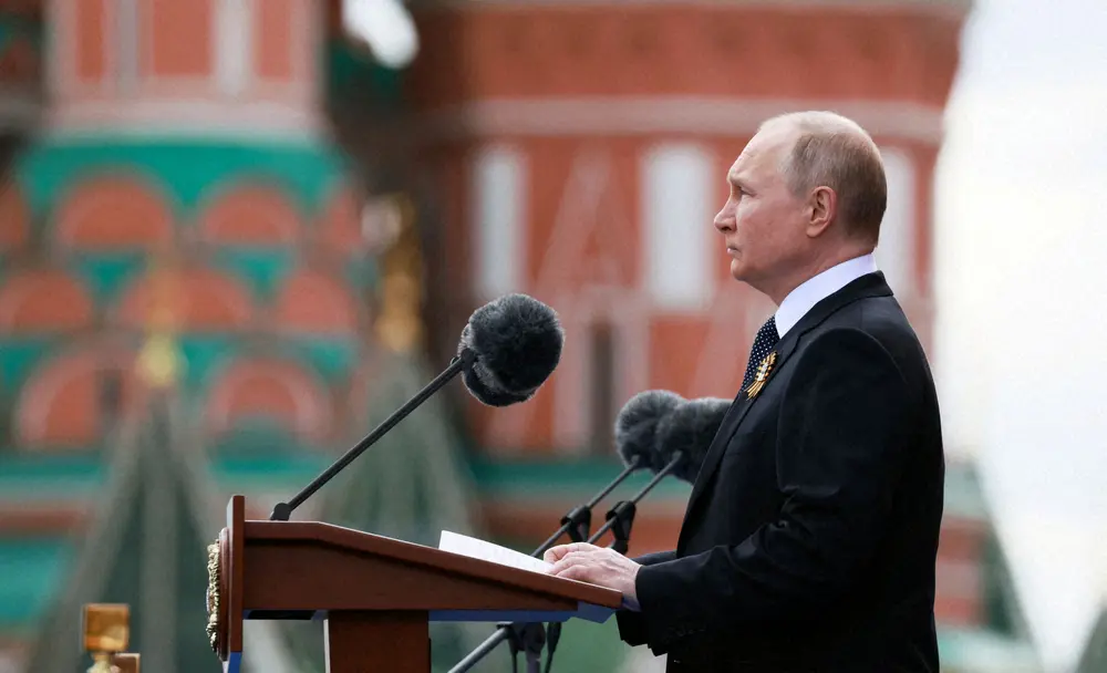 戦勝記念日の式典で演説を行うロシアのプーチン大統領（ロイター）