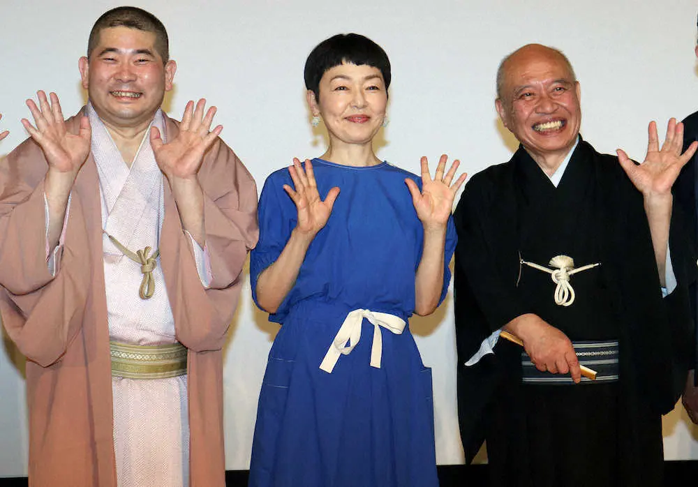 映画「ツユクサ」の大ヒット御礼舞台あいさつで、観客に笑顔で手を振る（左から）桃月庵白酒、小林聡美、瀧川鯉昇