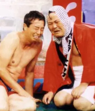 熱湯風呂で顔をしかめるタカと上島さん（右）