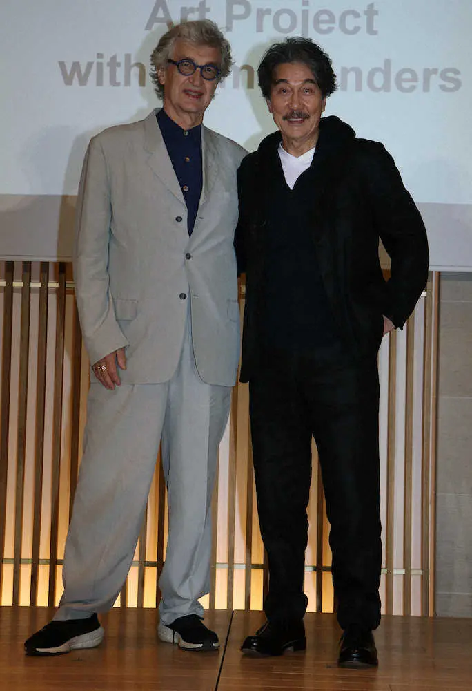 「THE　TOKYO　TOILET」プロジェクトの一環で、映画でタッグを組むヴィム・ヴェンダース監督（左）と役所広司