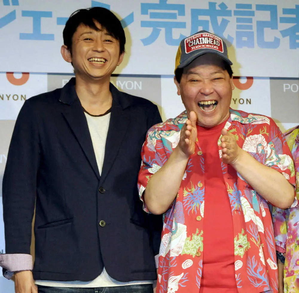2009年、映画「上島ジェーン」の完成記者発表会に出席した有吉弘行（左）と上島竜兵さん