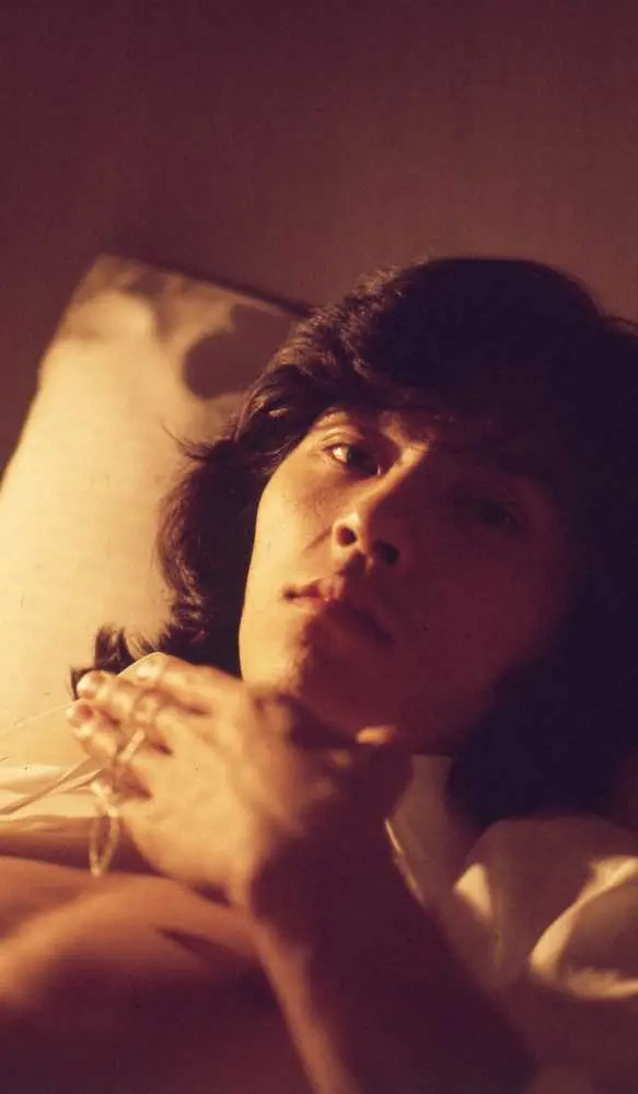 西城秀樹さんの20歳のころの未公開写真。ベッドで憂いを帯びた表情をみせる（C）武藤義