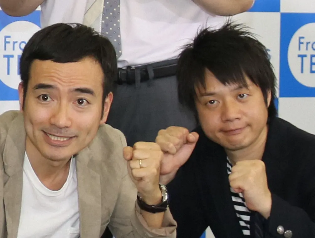 お笑いコンビ「かもめんたる」の岩崎う大（左）と槙尾ユウスケ