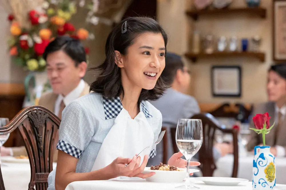 連続テレビ小説「ちむどんどん」第6週は「はじまりのゴーヤーチャンプルー」。レストランの料理に笑顔になる暢子(黒島結菜)（C）NHK