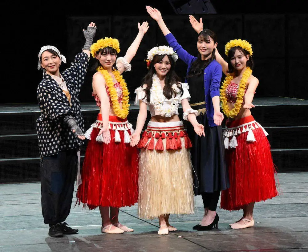 舞台「フラガール　－dance　for　smile－」公開ゲネプロに登場した（左から）有森也実、太田夢莉、潮紗理菜、矢島舞美、兒玉遥