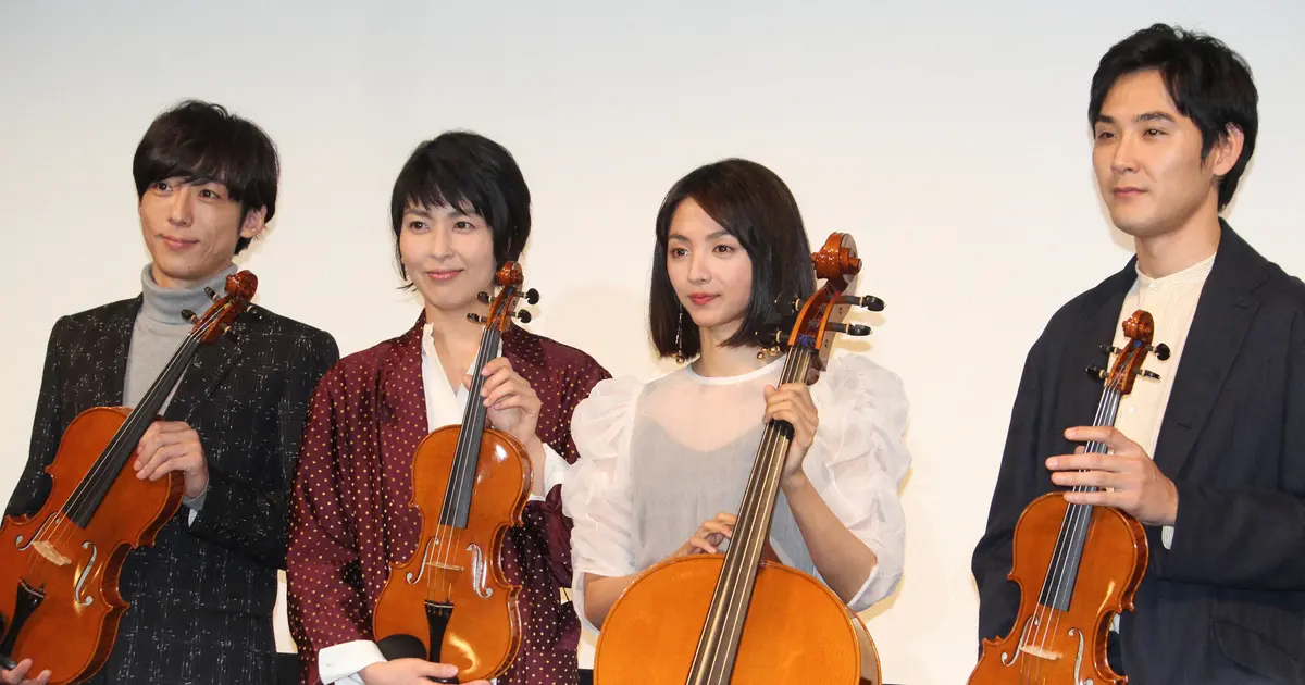 TBSドラマ「カルテット」の試写会に出席した担当楽器を持つ（左から）高橋一生、松たか子、満島ひかり、松田龍平（2017年1月撮影）