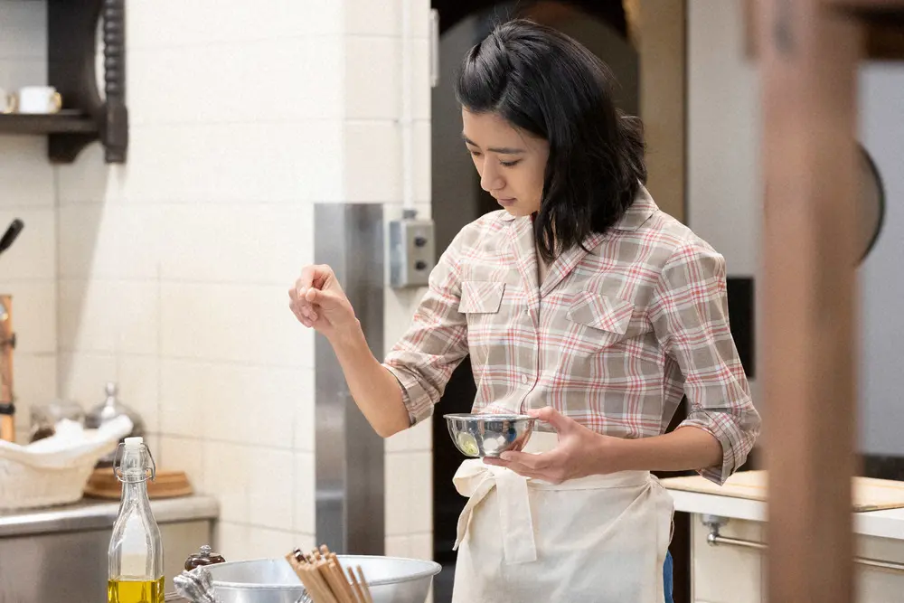 連続テレビ小説「ちむどんどん」第28話。厨房で料理をする暢子(黒島結菜)（C）NHK