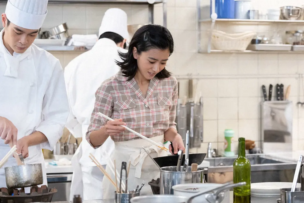連続テレビ小説「ちむどんどん」第28話。厨房で料理をする暢子(黒島結菜)（C）NHK