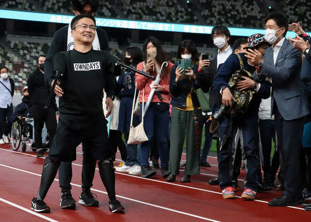 【画像・写真】乙武洋匡氏　ロボット義足で国立競技場歩行　顔くしゃくしゃにして「諦めないって大事」
