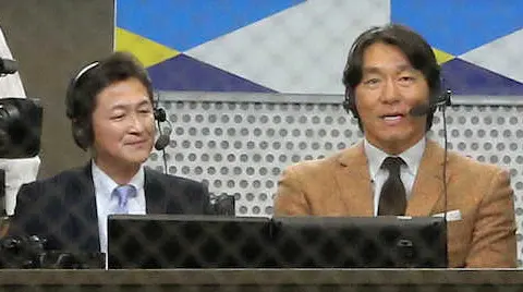 14年、日米野球で放送ブースに並ぶ日本テレビ・河村亮アナウンサー（左）と松井秀喜氏