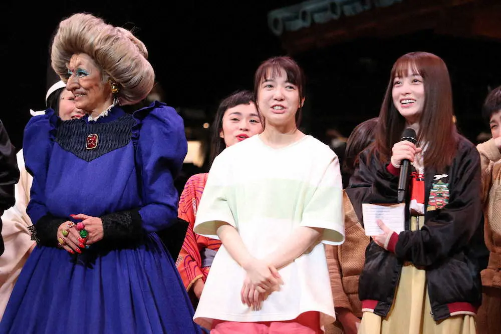 舞台「千と千尋の神隠し」東京公演千秋楽を迎えた（左から）夏木マリ、上白石萌音、橋本環奈