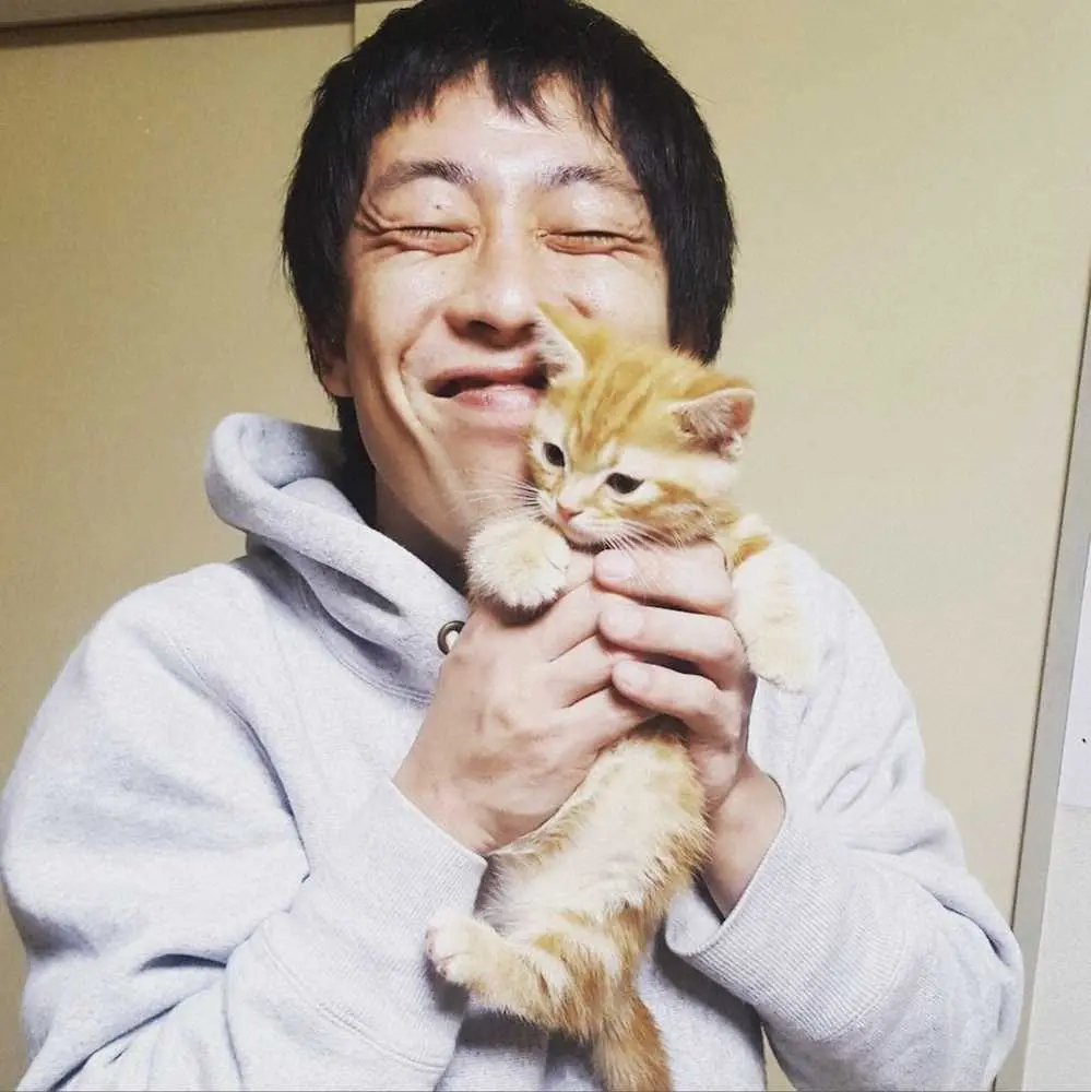 「さらば青春の光」の森田哲矢と事務所で飼っている愛猫「会長」