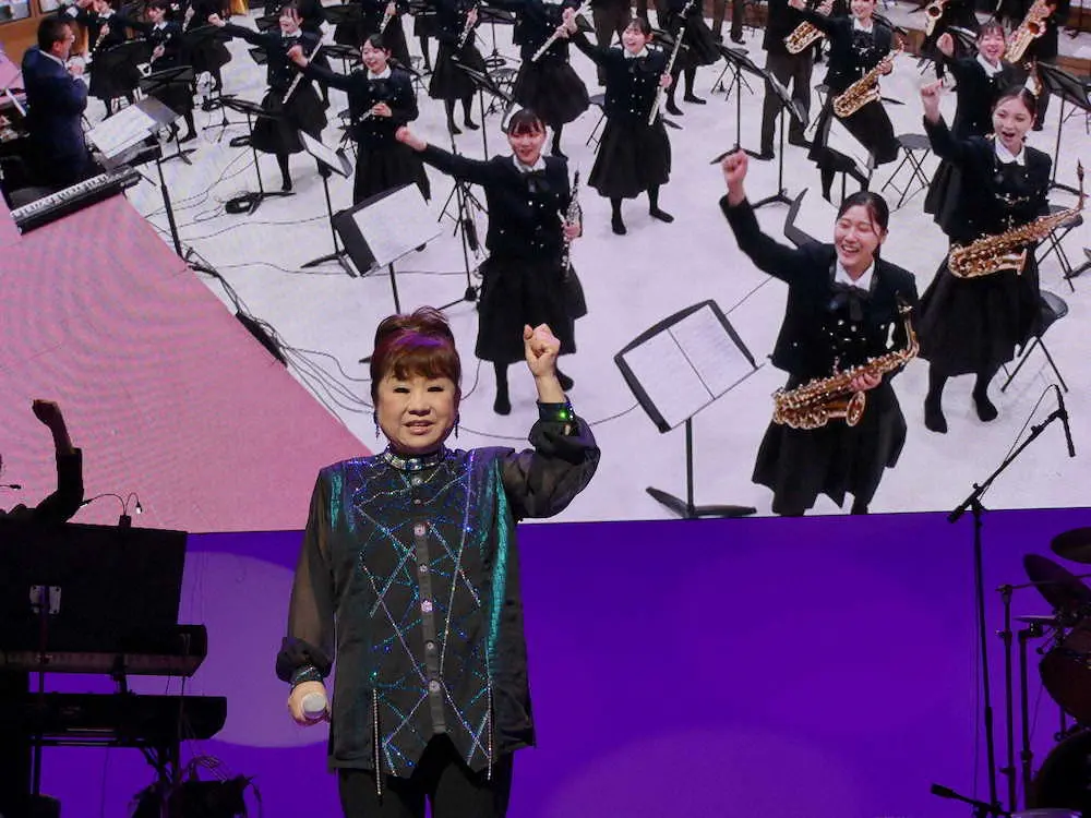 デビュー50周年記念のコンサートを開いた天童よしみ。大阪桐蔭高吹奏楽部とリモート共演した