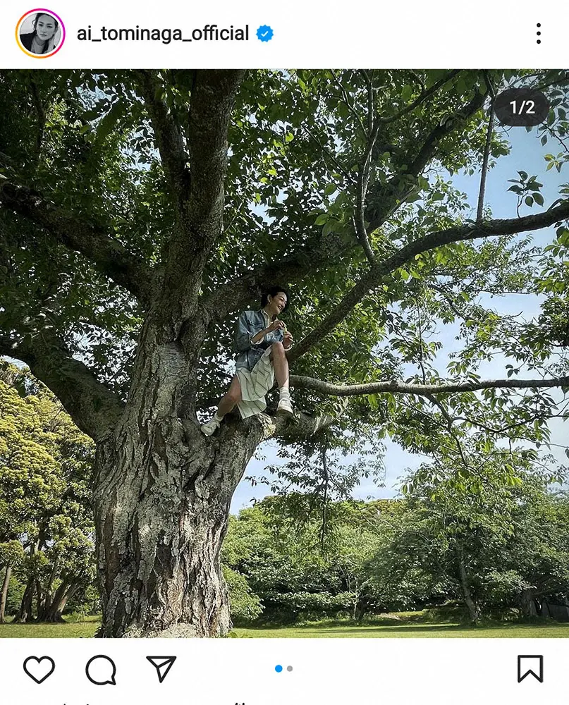 【画像・写真】冨永愛　木登り姿に「ワイルドですな」「モデルは木登りもオシャレ」の声