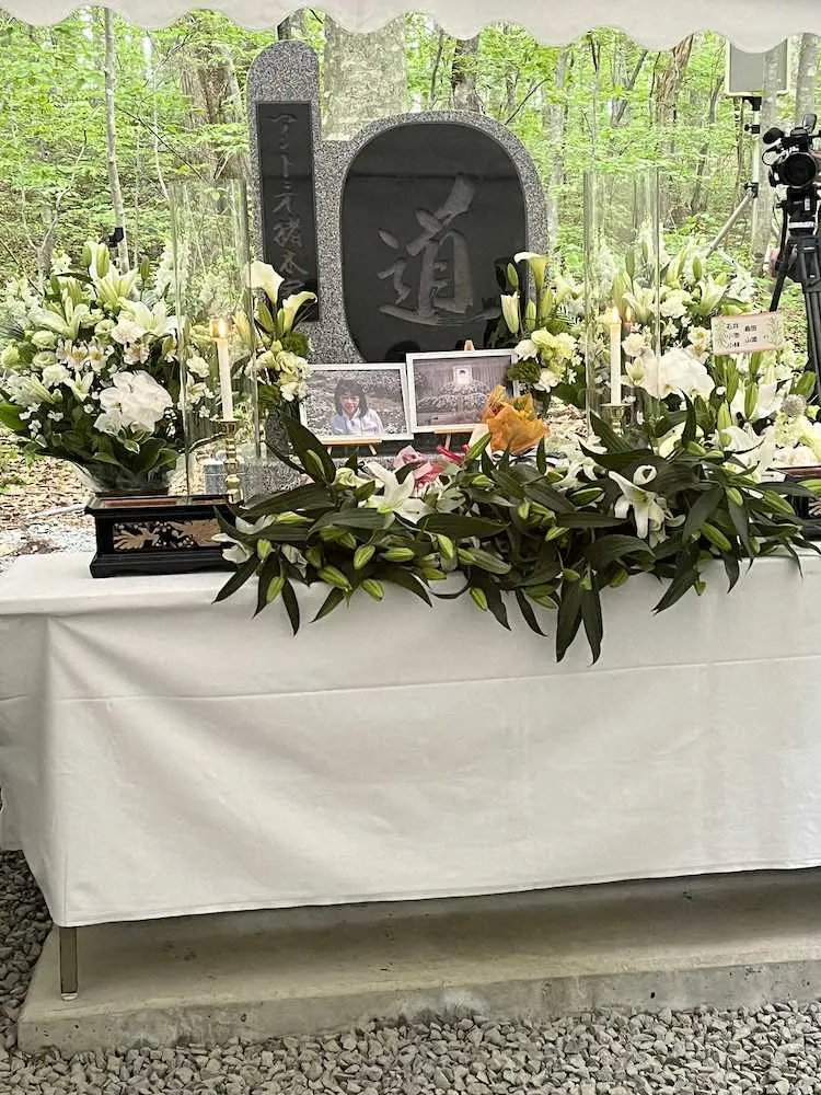 【画像・写真】アントニオ猪木氏　自身と同じ1メートル90の墓を青森に建立　亡き妻納骨　中央には「道」の刻印