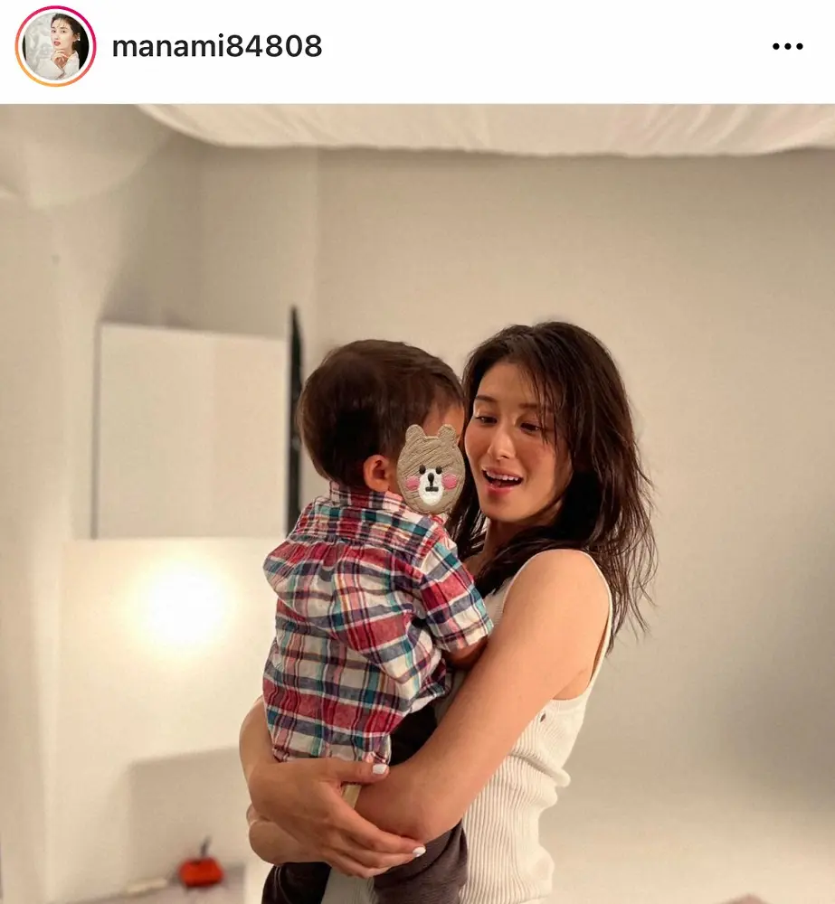 【画像・写真】橋本マナミ、ノースリーブ姿で愛息を抱っこ　「凄い色気を感じる」「ママに見えない」「息子になりたい」
