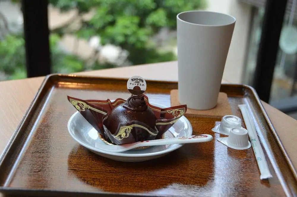 藤井叡王の午前のおやつ「カントリーマアムチョコまみれケーキ」「水出しアイスコーヒー」（日本将棋連盟提供）