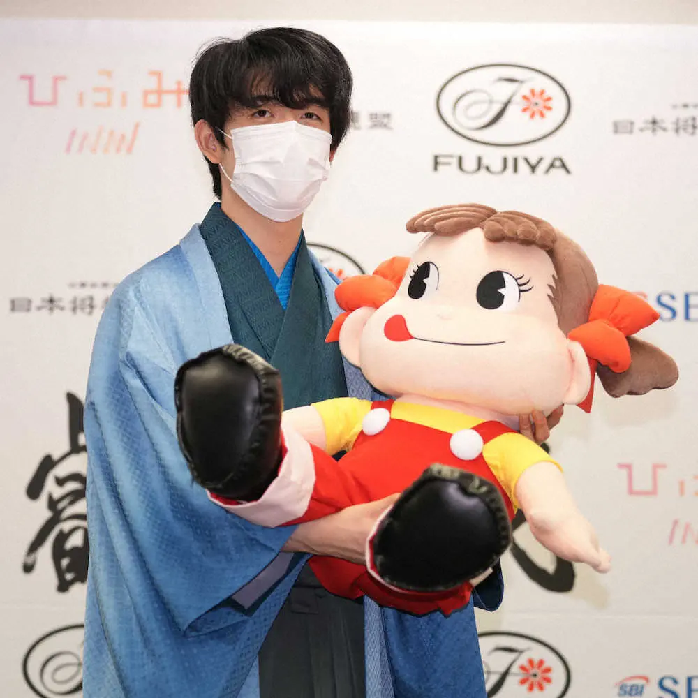【画像・写真】藤井叡王初防衛記念“青ペコちゃん”は特製だった　昨年は赤…来年は何色？早くもSNSで予想も