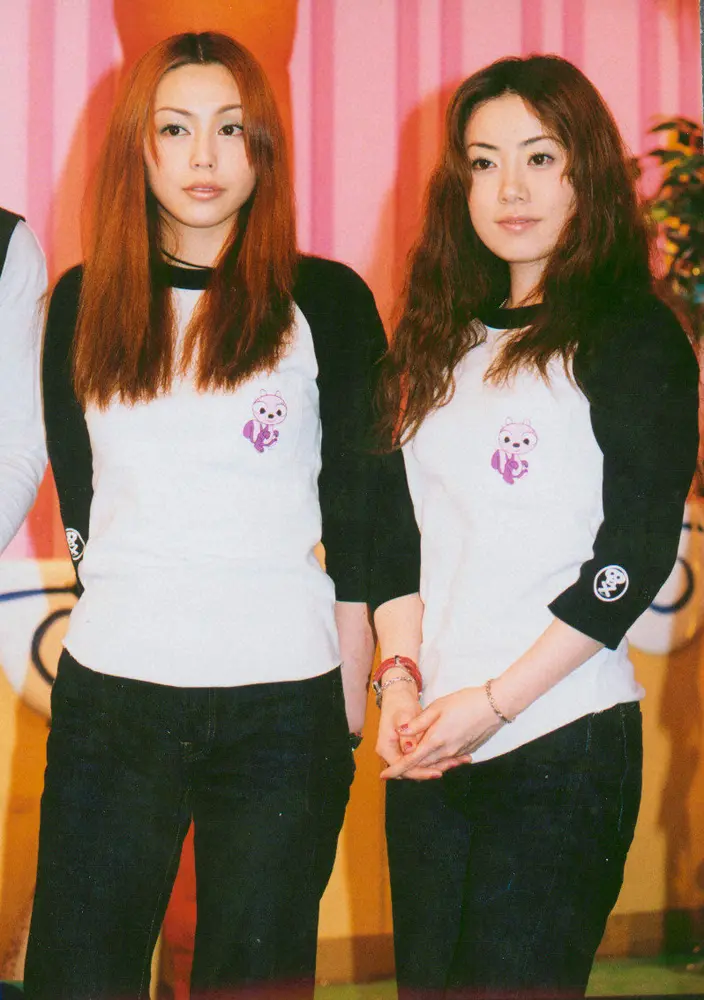 「PUFFY」の吉村由美（左）と大貫亜美（1999年撮影）