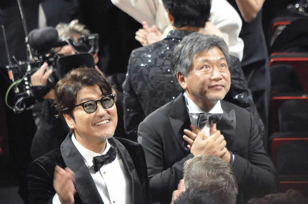 観客の拍手に応える（右から）是枝裕和監督とソン・ガンホ
