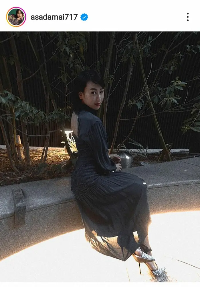 【画像・写真】浅田舞　背中の開いた黒のワンピース姿披露に「めちゃ素敵で綺麗」「見返り美人」「色っぽい」の声