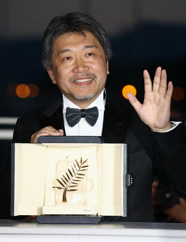 18年、カンヌ国際映画祭でパルムドールを受賞し笑顔の是枝裕和監督