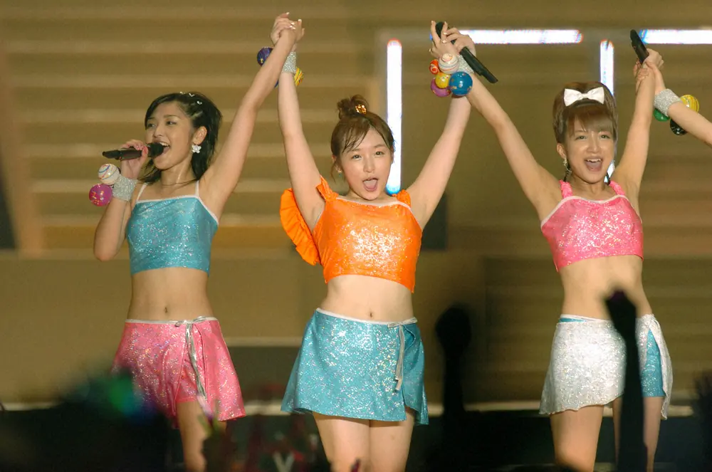 モーニング娘。のコンサートでの（左から）石川梨華、加護亜依、辻希美