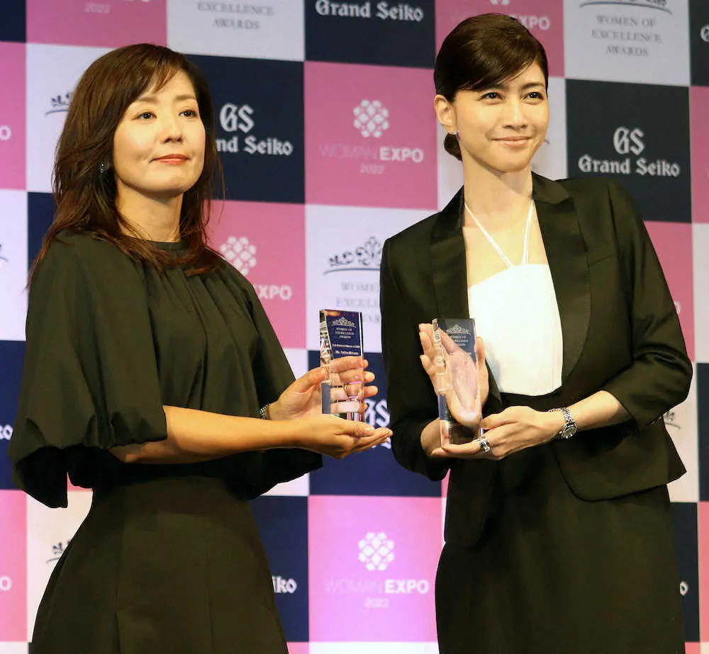 　「第8回Women　of　Exellence　Awards」を受賞した菊間千乃さん（左）と内田有紀