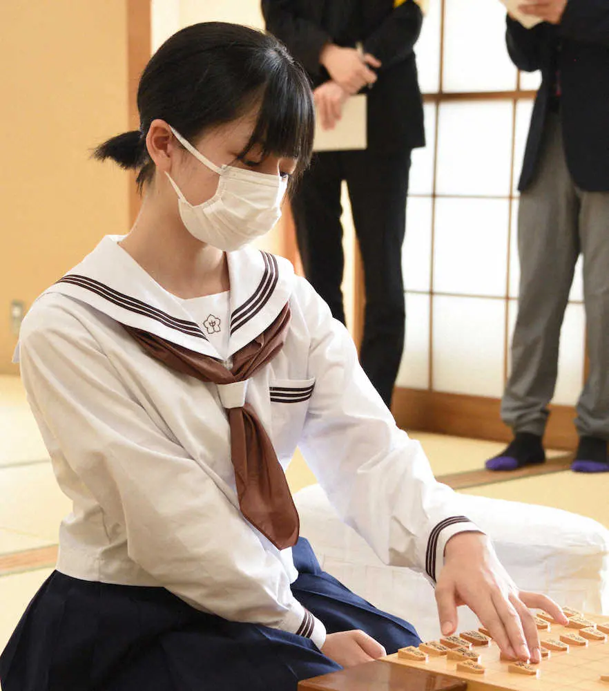 【画像・写真】鎌田美礼女流2級　ド緊張デビュー　現役最年少13歳女流棋士「人に見られて恥ずかしくない将棋を」