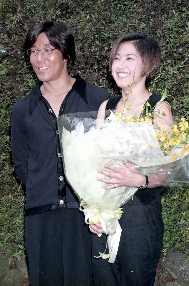 96年6月、黒い服でそろって結婚会見を行った岸谷五朗（左）と奥居香（岸谷香）