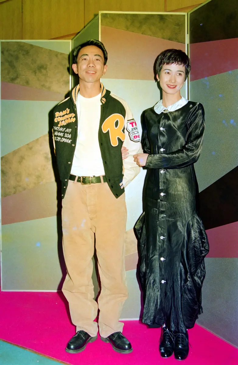 1993年、婚約を発表する木梨憲武（左）と安田成美