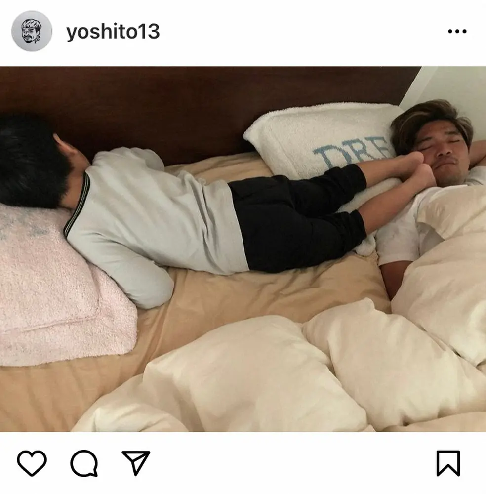 【画像・写真】大久保嘉人氏　子どもと寝ている時の“あるある”ショットに「NICE kick」「フォームが美しい」
