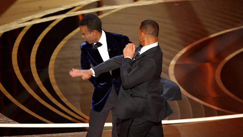 米アカデミー賞の授賞式でクリス・ロック（左）を平手打ちしたウィル・スミス（ロイター）