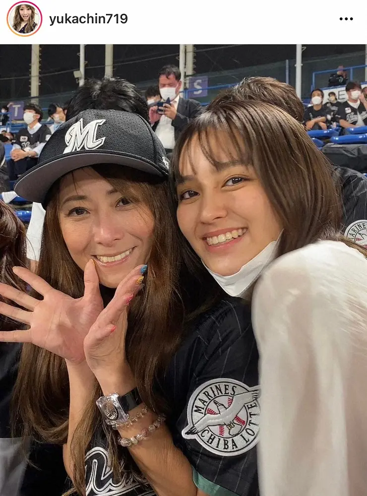 【画像・写真】岡田祐佳　岡田結実と親子で野球観戦に　2ショットが反響「そっくり」「美人なお姉さん」