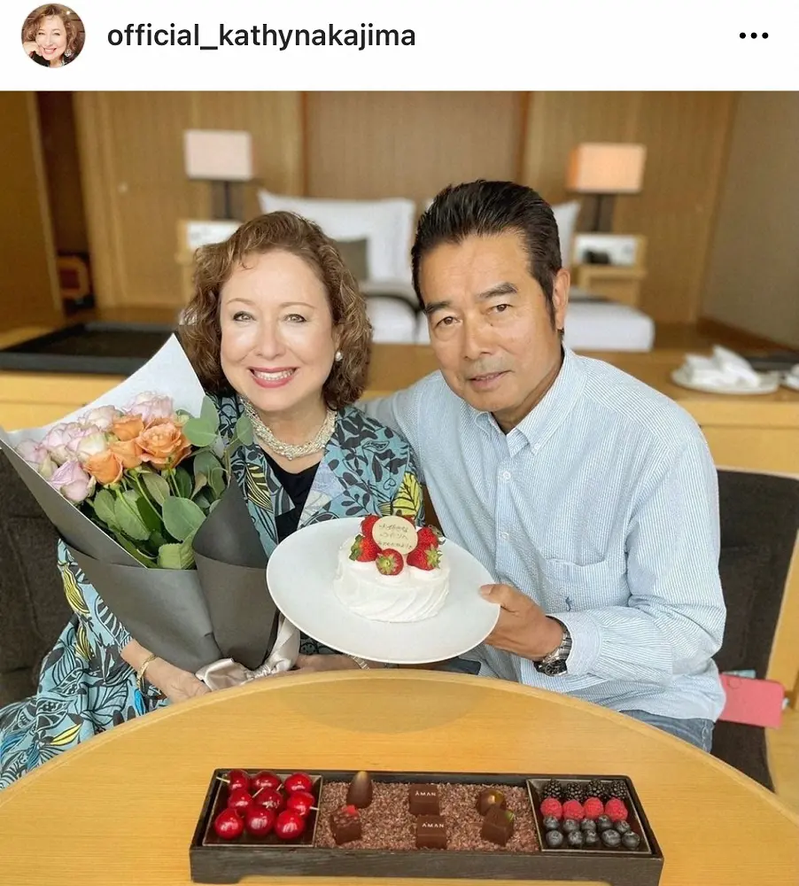 【画像・写真】キャシー中島　勝野洋と結婚43周年、2ショット公開　29歳で死去した娘を思い「好きだった花を」