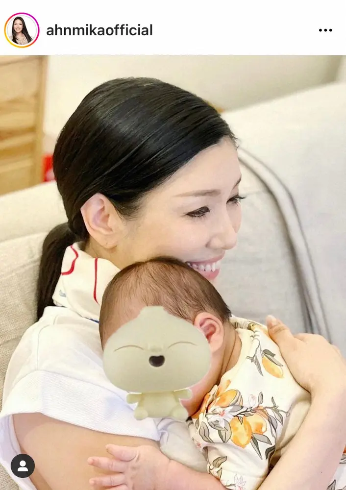 【画像・写真】アンミカ　夫と「幸せいっぱいの」すみれ宅訪問し出産祝い　先月誕生の男児抱っこ「赤ちゃんの癒しパワー」