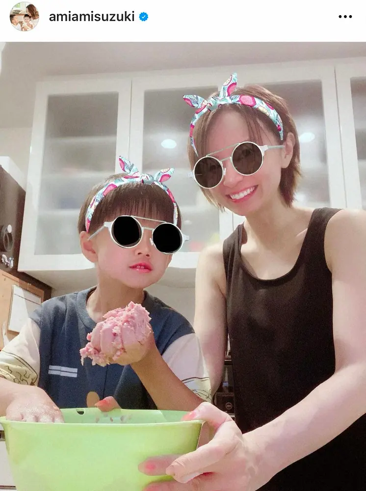 【画像・写真】第3子妊娠中の鈴木亜美、ラフなノースリ姿で長男と料理「華奢ですね～！」「ホッコリします」