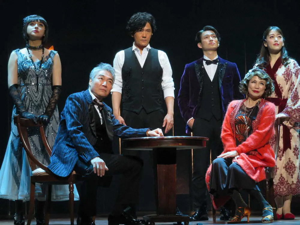 ミュージカル「恋のすべて」で息の合った演技を見せる（前列左から）羽場裕一、北村岳子（後列左から）石田ニコル、稲垣吾郎、松田凌、花乃まりあ　　　　　　　　　　　　　　　　　　　　　　　　　　　　　　　