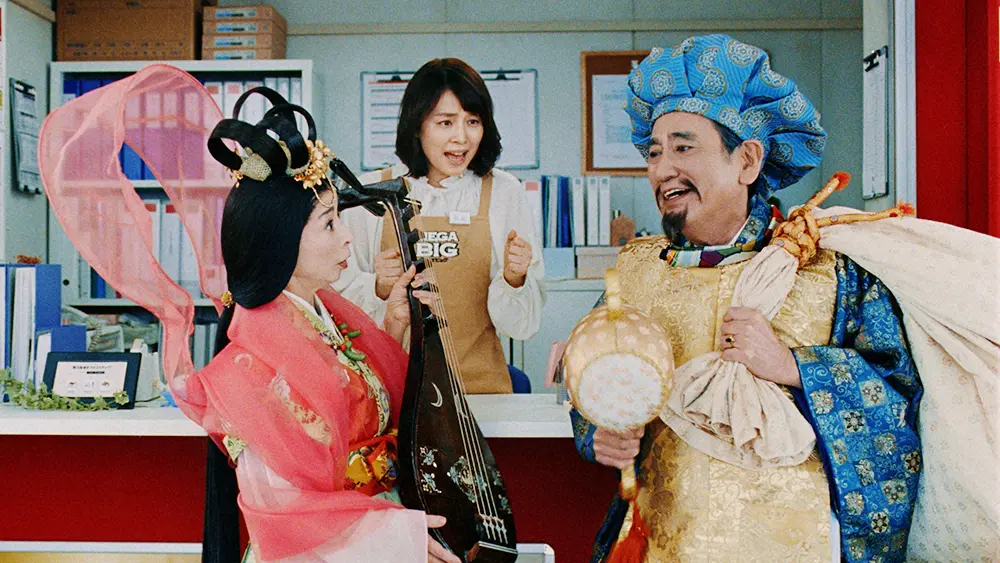 「MEGA　BIG」の新CMに出演する（左から）弁財天役の阿川佐和子さん、店長役の石田ゆり子、大黒天役のルー大柴
