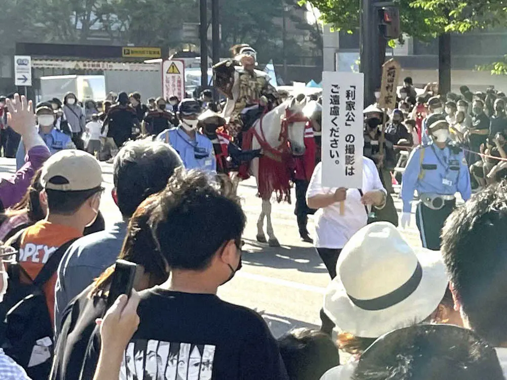 　パレードする前田利家役の竹中直人さんの近くで掲げられた「撮影はご遠慮ください」と書かれた札＝4日、金沢市