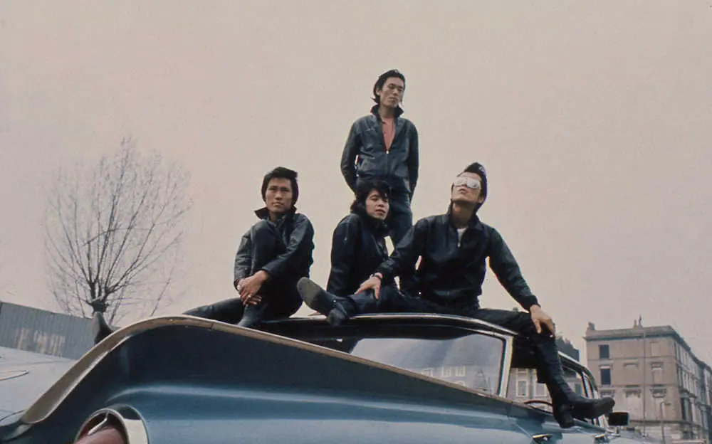 75年、アメ車の屋根でゴキゲンな「キャロル」時代の矢沢（前列右）。メンバーのジョニー大倉（同左）、ユウ岡崎、内海利勝（上）
