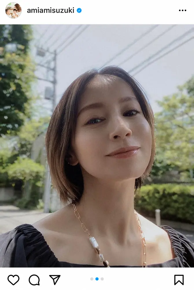 【画像・写真】第3子妊娠中の鈴木亜美　ペタンコサンダルでお出かけ　さわやかなワンピコーデに「美しい」「元気そう」