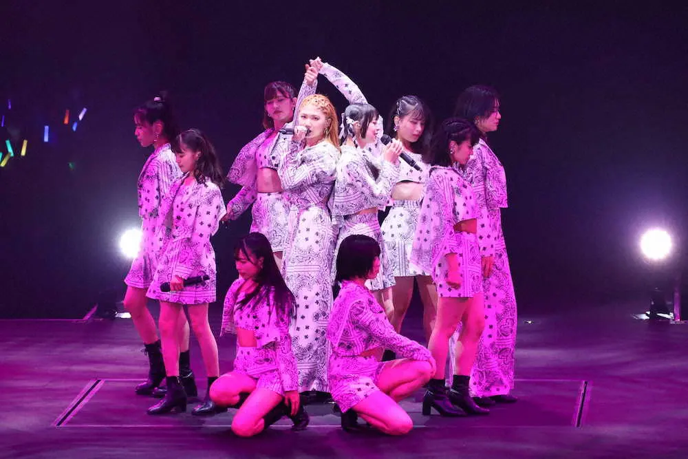 全国ツアーの千秋楽を迎えたアイドルグループ「アンジュルム」　中央はリーダーの竹内朱莉