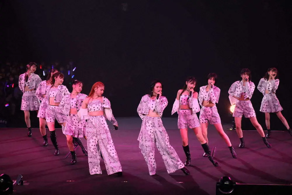 全国ツアーの千秋楽を迎えたアイドルグループ「アンジュルム」　中央左はリーダーの竹内朱莉