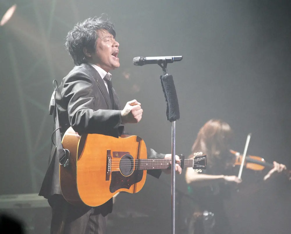 2013年1月、全国ソロツアーの東京公演を行い、満員の観客の前で熱唱するＡＳＫＡ