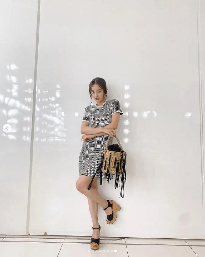 【画像・写真】谷まりあ　ミニワンピ姿披露に「美脚ですねぇ」「脚出されたらもう無理～」